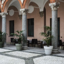 Bordato Liscio 618 vaso Serralunga ambientazione